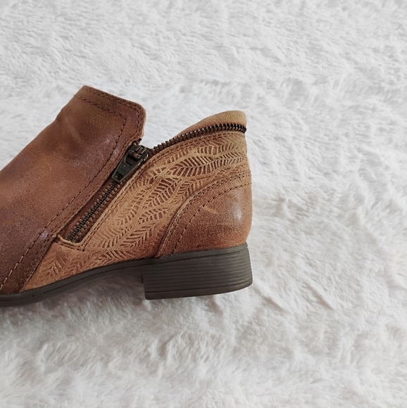 Cobb Hill Crosbie Embossed Leather Ankle Booties - Picture 11 of 11